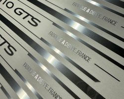 Edelstahloberfläche mit individueller Ätzung / Logo