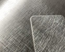 Kreuzschliff Edelstahloberfläche