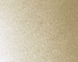 PVD-beschichteter Edelstahl in Messingoptik mit gleichmäßig matter Vibrationsoberfläche