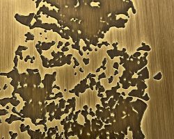 Reliefartige geätzte Messingoberfläche mit starkem Tiefeneffekt