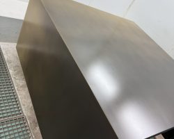 Fein strukturierte Messingoberfläche in warmem Farbton mit Verlauf