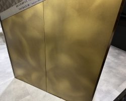 Warme, lebendige Messingoberfläche für hochwertige Wandverkleidungen