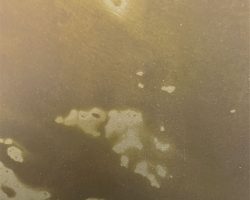 Patinierte Messingoberfläche mit individueller Charakterstruktur