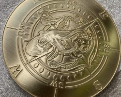 Detailreiche Messingätzung für Logos und Medaillen