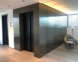 Wandverkleidung aus brüniertem Messing in einem modernen Innenkonzept