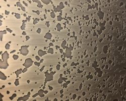 Dunkle Messingoberfläche mit organischer Struktur und Tiefenwirkung