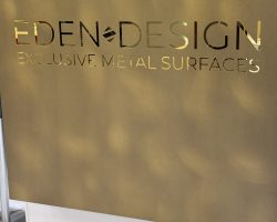 Edle Messingoberfläche mit integrierter Beschriftung und Logo