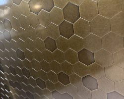 Sechseckige strukturierte Messingoberfläche für modernes Aufzugsdesign