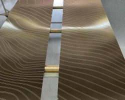 Messingplatten mit dynamischer Linienstruktur