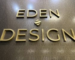 Edle Messingoberfläche mit integriertem Schriftzug und Logo