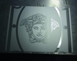 PVD-Edelstahl mit EcoEtch-Design und reflektierenden Oberflächen PVD Edelstahl schwarz mit geätztem Versace Ornament und reflektierenden Linien