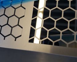 Spiegelpolierter PVD-Edelstahl in Anthrazit mit geometrischer Strukturoptik