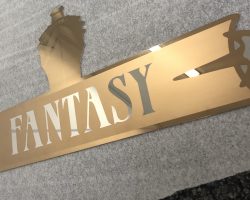 Individuelle Beschriftung aus PVD-beschichtetem Edelstahl in Goldoptik