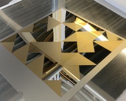 PVD Edelstahl Gold mit Facettenmuster von Spiegel, Haaransatz Satin und Glasperlen Oberflächen