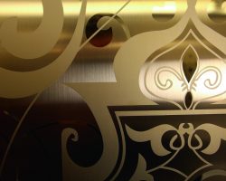 PVD-beschichteter Edelstahl in Gold mit reflektierenden, gebürsteten und matten Oberflächen