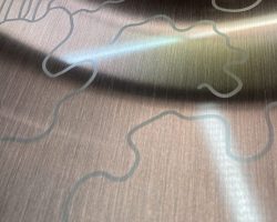 PVD-beschichteter Edelstahl in Bronze mit Hairline-Struktur und partiell matter Oberfläche