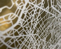 PVD-beschichteter Edelstahl in Gold mit organisch geätztem Muster auf matter Oberfläche