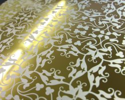 PVD-beschichteter Edelstahl in Gold mit geätztem Ziermuster und reflektierenden Flächen