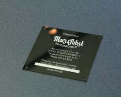 Geätzte Plakette aus PVD-beschichtetem Edelstahl in Schwarz