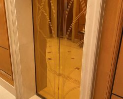 PVD-beschichteter Edelstahl in Roségold mit grafischem Design für Aufzugsverkleidungen