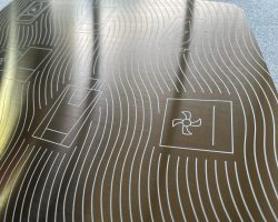 EDEN-TIN PVD Bronze Hairline mit Ätzung kombiniert eine fein gebürstete Oberfläche mit präzise geätzter Linienstruktur. Die Ätzung verleiht der Oberfläche zusätzliche Tiefe und eine technisch-grafische Anmutung, während die PVD-Beschichtung für Farbgleichmäßigkeit und Langlebigkeit sorgt. Ideal für Aufzugsverkleidungen, Wandflächen und architektonische Anwendungen mit individuellem Designanspruch.